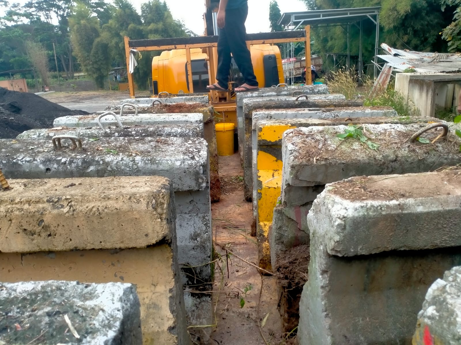 Pemasangan Barrier Pengaman Jalan Nasional Semarang – Demak Sesi I
