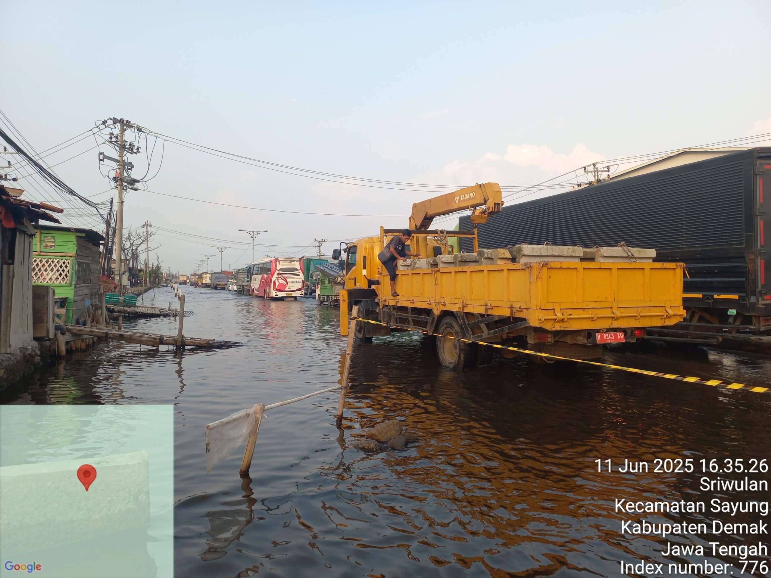 Pemasangan Barrier Pengaman Jalan Nasional Semarang – Demak Sesi I